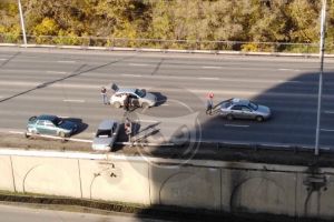 В Пензе легковушка снесла ограждение моста и встала поперек дороги