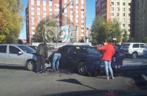 Две иномарки попали в аварию у гостиницы «Сокол» в Пензе