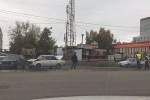 В Пензе в результате ДТП раскурочило два автомобиля