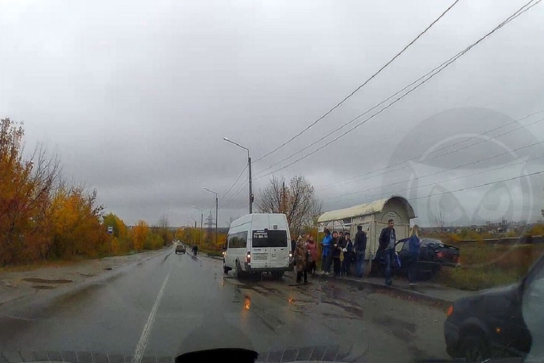 В пензенской Заре «ВАЗ» протаранил остановку. Видео