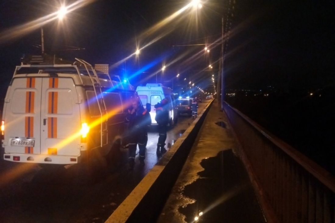 Женщина сидела на краю моста в Пензе и грозилась с него прыгнуть