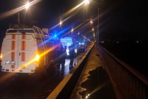 Женщина сидела на краю моста в Пензе и грозилась с него прыгнуть