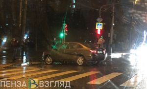 В центре Пензы жестко столкнулись «Лада» с иномаркой. Фото