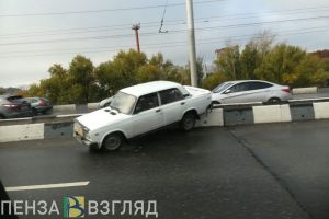 На проспекте Победы в Пензе «ВАЗ» влетел в столб