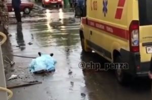 На улице Калинина в Пензе сорвался с крыши и погиб рабочий. Видео