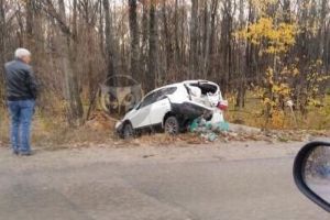 «Столб снес». В Пензе в результате ДТП раскурочило иномарку