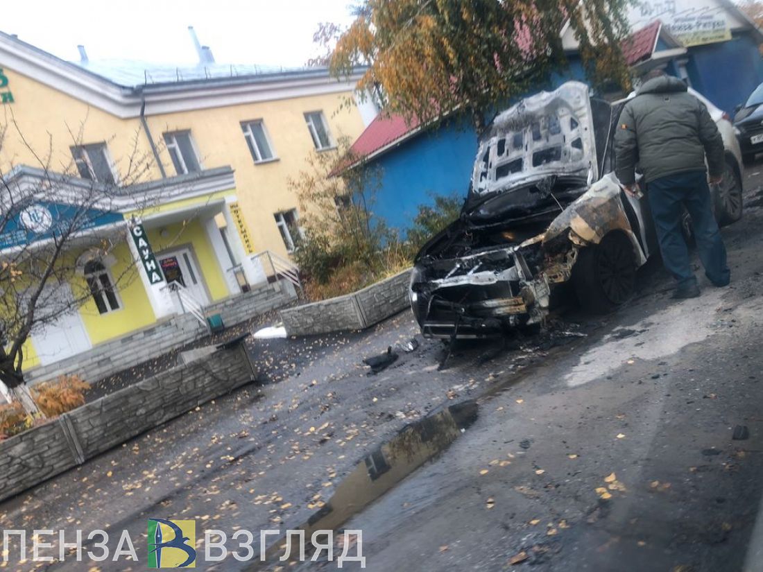 Ночью в центре Пензы сгорела дорогая иномарка. Фото