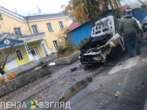 Ночью в центре Пензы сгорела дорогая иномарка. Фото