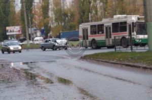 На проспекте Строителей водитель «Волги» разбил автомобиль