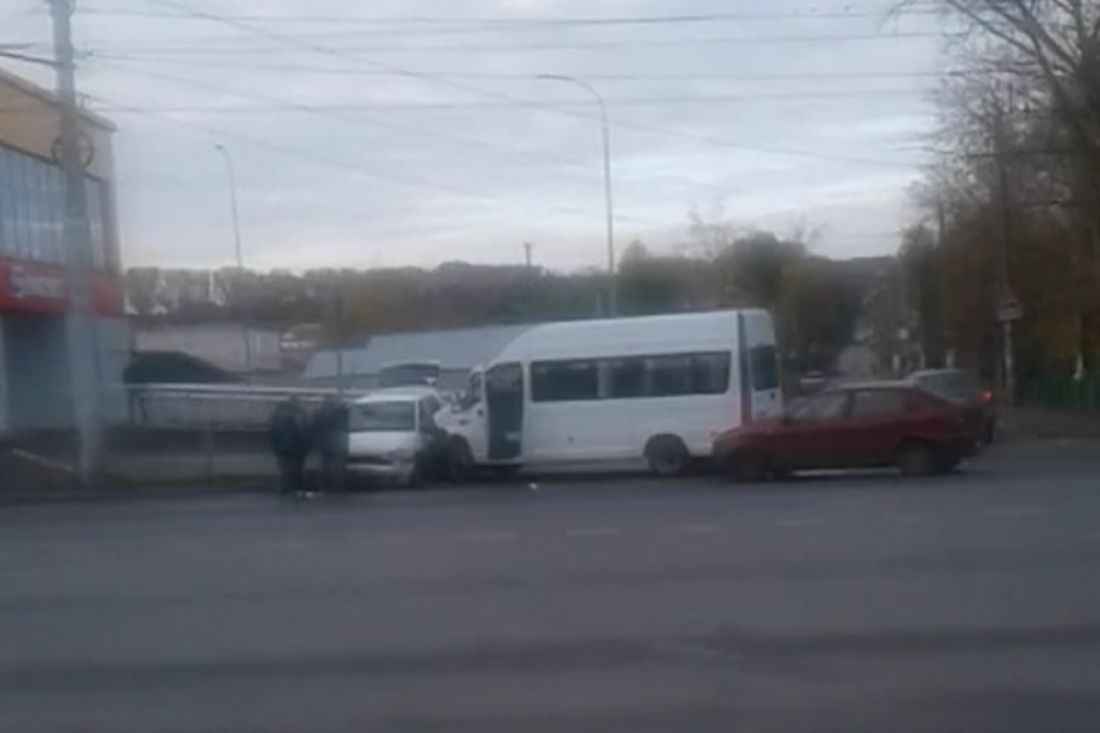 На проспекте Победы в Пензе маршрутка протаранила «ВАЗ»