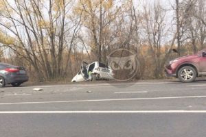 Возле пензенского поселка Монтажный иномарка вылетела в кювет. Фото