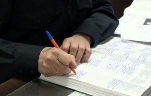 Житель Пензы схватил женщину за шею и ограбил ее