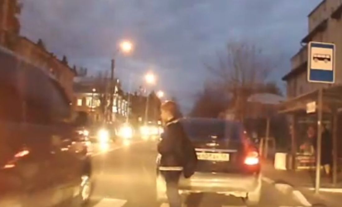 В Пензе мальчик чудом избежал столкновения с мчащимся автомобилем. Видео