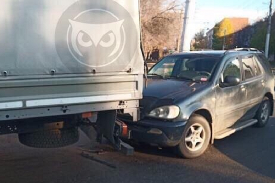 В Пензе «Mercedes» залетел под «ГАЗель»