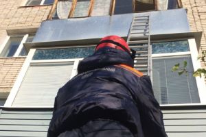 В Пензе спасатели помогли запертой в квартире пожилой женщине