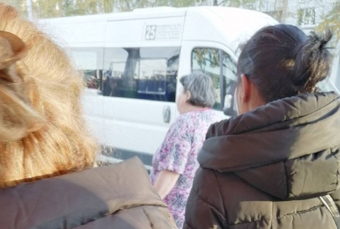 В Пензе на остановке бабушка в халате разговаривала с воздухом