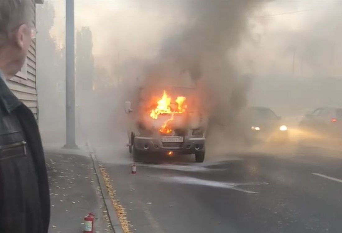 В Пензе горит автомобиль «скорой помощи». Видео