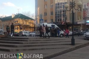 «Два врача под руки вели». На улице Московской в Пензе «скорая» приехала на помощь человеку