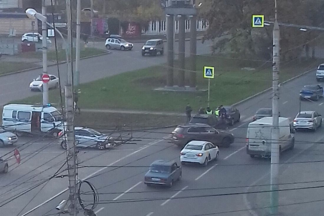 На месте дежурная часть и ГИБДД. Очевидец сообщил о ДТП в центре Пензы