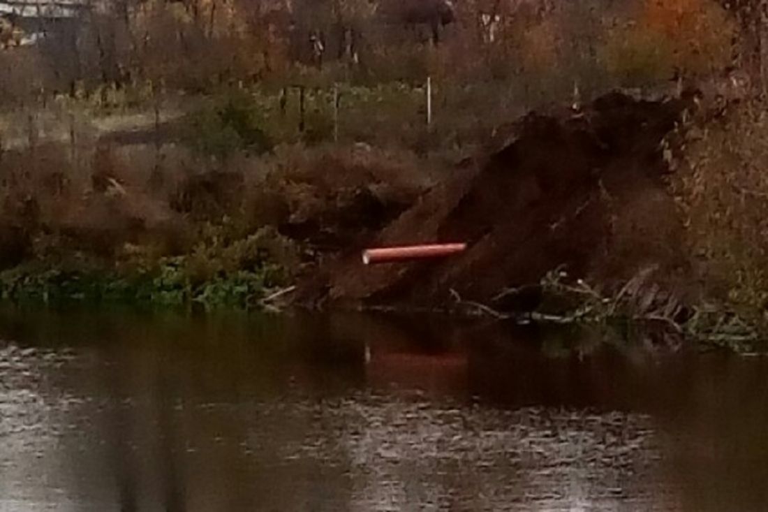 Под Пензой строители сливают отходы в озеро