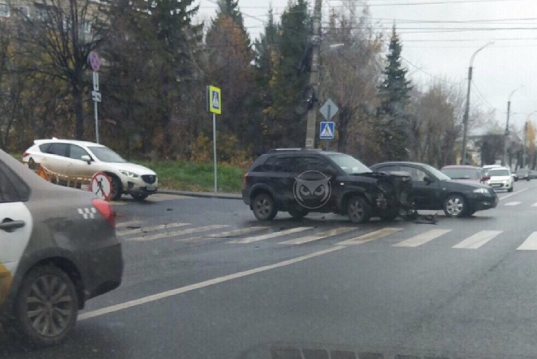На Южной поляне в Пензе у иномарки раскромсало переднюю часть. Фото