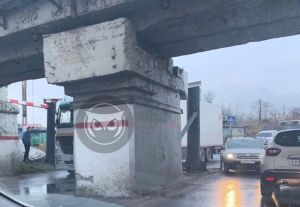 В Пензе под путями у Бакунинского моста застряла фура