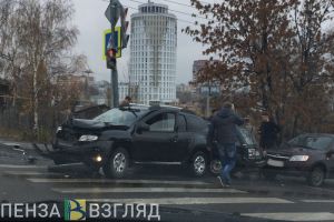 Утром в центре Пензы случилась жесткая тройная авария. Фото и видео