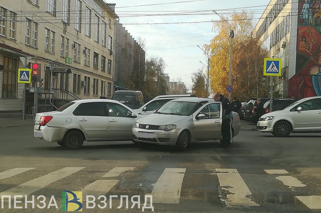 На видео попали последствия утреннего ДТП с иномарками в Пензе