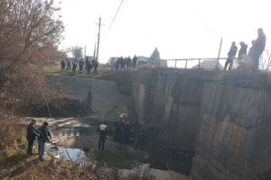 «С моста упала машина». Новые фото с места жуткого ДТП в Земетчино
