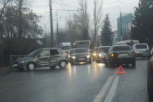 На месте реанимобиль. В районе Пенза-III иномарка влетела в «ВАЗ». Видео