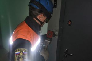 В Пензе спасатели помогли родителям малыша, закрывшегося в квартире