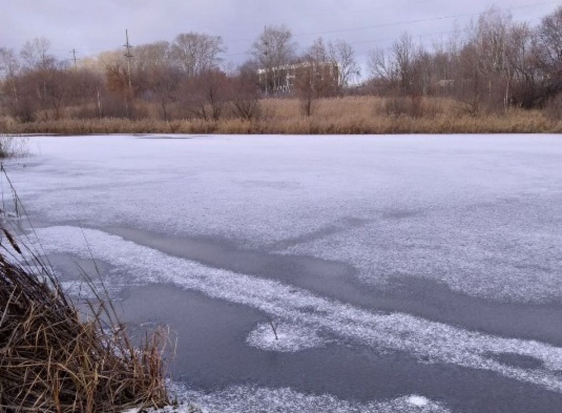 Лед на водоемах. Лед на водоеме. Водоемы в зимний период. Лед на пруду. Первый лед на водоемах.