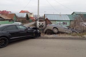 В Пензе люксовая иномарка «скинула» в кювет автомобиль