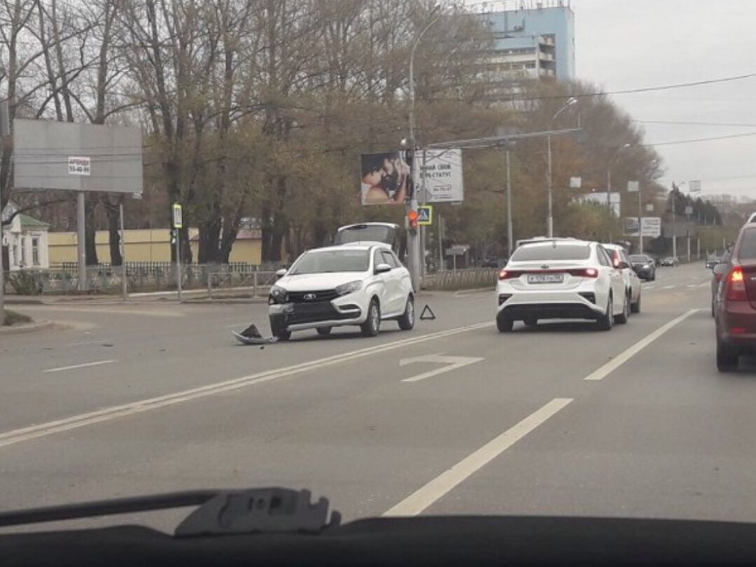 На проспекте Победы в Пензе легковушка осталась без бампера. Фото