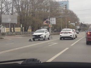 На проспекте Победы в Пензе легковушка осталась без бампера. Фото