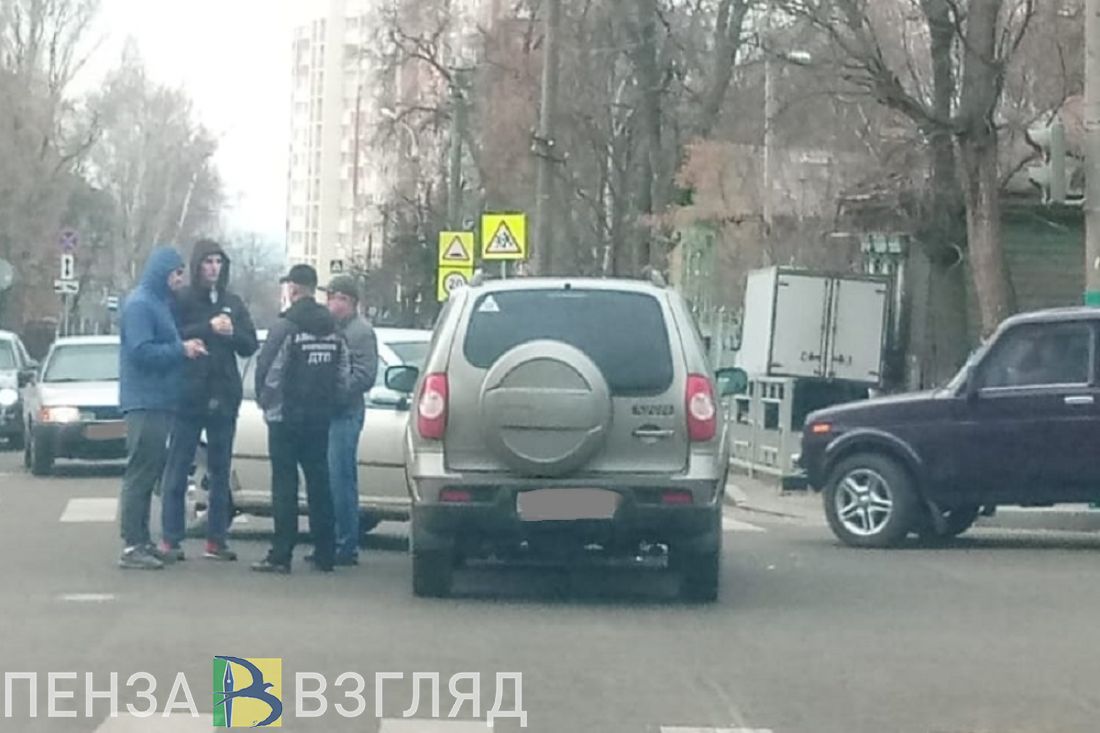 На видео попали последствия лобового столкновения двух авто в Пензе