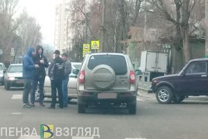 На видео попали последствия лобового столкновения двух авто в Пензе
