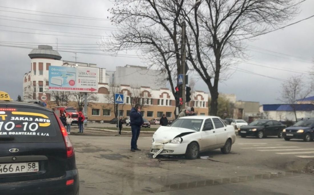 В Пензенской области «Ладу» деформировало после аварии