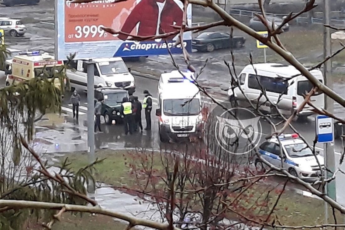 В Пензе к месту ДТП прибыли машины «скорой», реанимации и ГИБДД