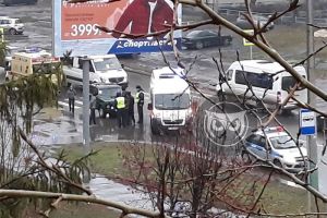 В Пензе к месту ДТП прибыли машины «скорой», реанимации и ГИБДД