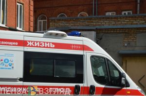 Госпитализирована женщина, оказавшаяся под колесами иномарки в Пензе