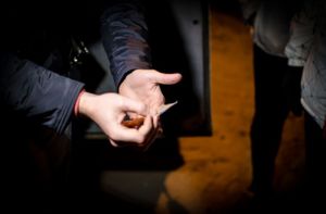 В Пензе подросток пытался избавиться от наркотиков, завидев полицию