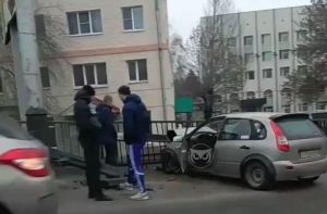 В Пензе автомобиль пробил ограждения Гагаринского путепровода. Фото