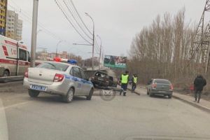 На проспекте Победы в Пензе штырем насквозь пробило машину