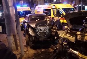 «Жесть». В центре Пензы превратились в хлам два внедорожника. Фото