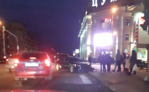 Около пензенского ЦУМа в аварию попали два автомобиля. Фото