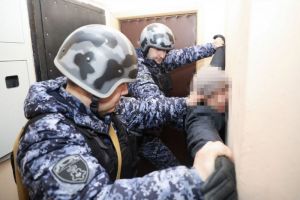 На улице Карпинского в Пензе два хулигана разгромили лифт