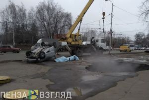 В МЧС прокомментировали инцидент с провалившейся машиной в Пензе
