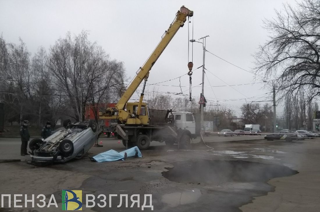 Появилось видео, снятое сразу после падения машины в яму с кипятком в Пензе