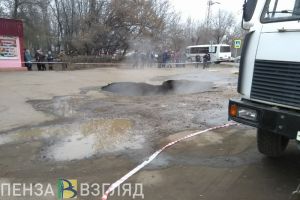 Появилось видео с места гибели двух человек в Пензе, автомобиль которых провалился под землю